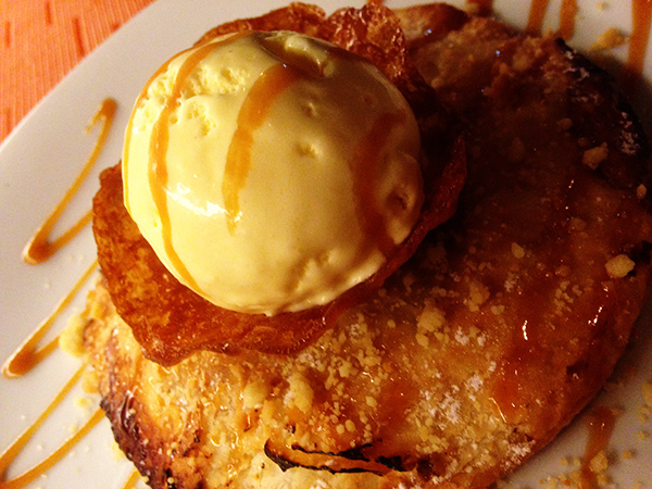 Torta de maçã folhada com sorvete de vanilla