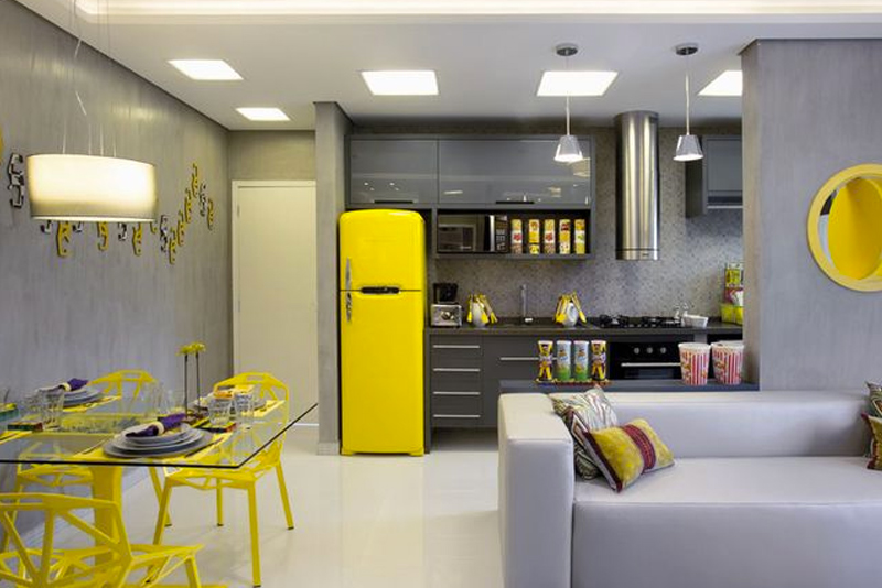 A sala de estar e jantar podem ser assim integradas, adorei o cinza com o amarelo aqui nessa sala!
