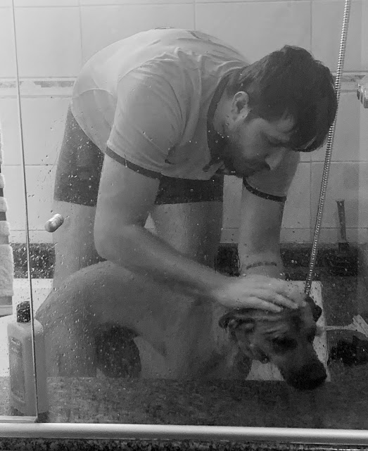 Spike tomando banho